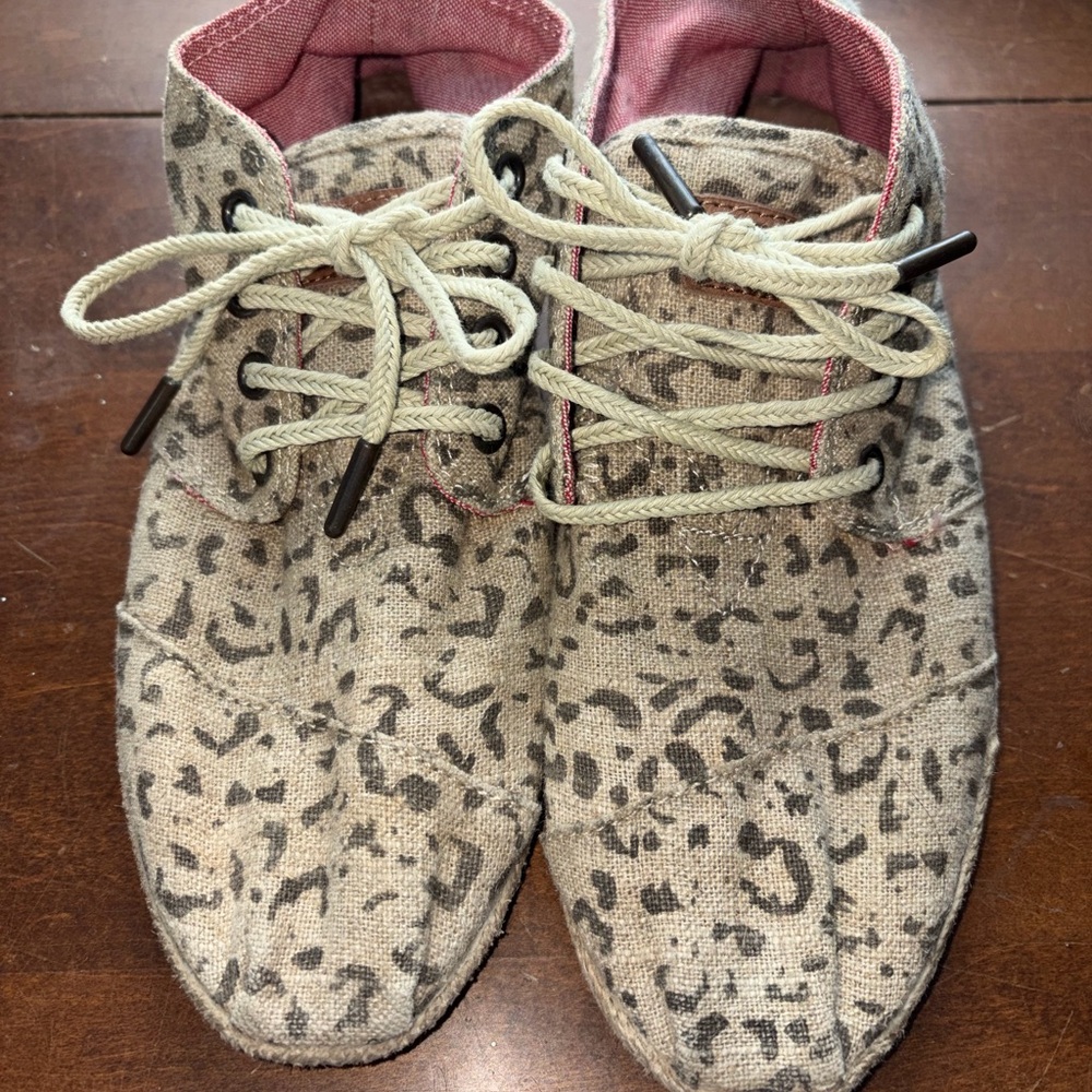 Toms Women's Gray Leopard Print Lace-Up Canvas Boots